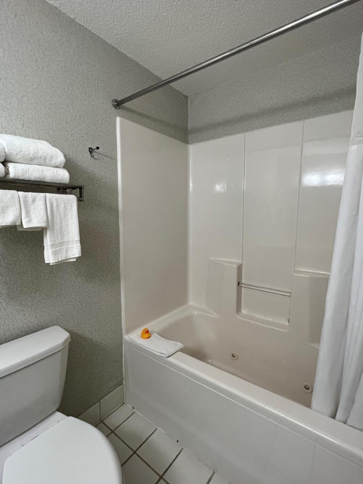 Country Inn Walker ภายนอก รูปภาพ